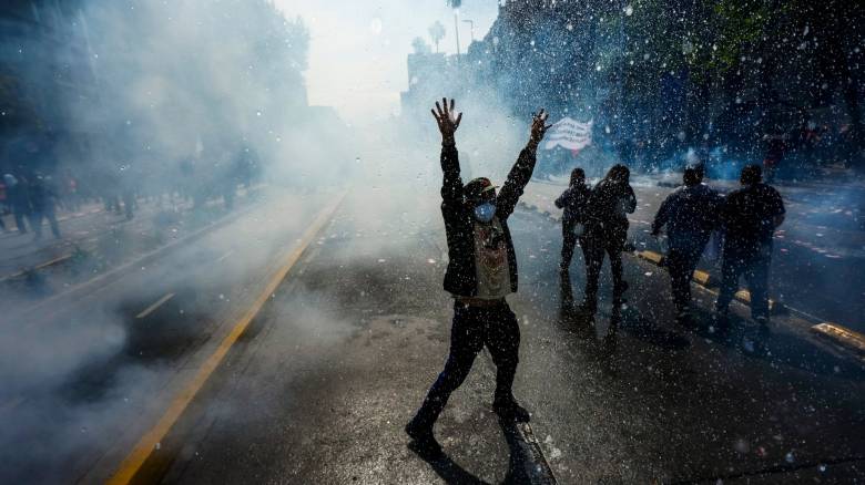 Το φάντασμα του Πινοτσέτ ζωντανεύει στη Χιλή: Σφοδές συγκρούσεις στους δρόμους του Σαντιάγο