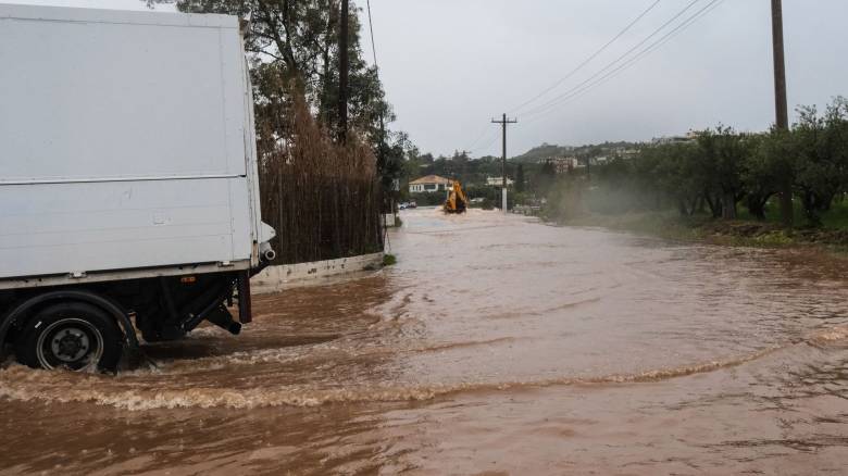 Κρήτη: Οι πρώτες εικόνες από την επέλαση της κακοκαιρίας - Πλημμύρισαν δρόμοι, παρασύρθηκε ζευγάρι