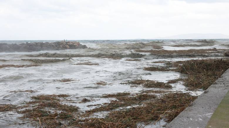 Κρήτη: Κόπηκε στη μέση ο παραλιακός δρόμος στις Γούβες - Αυτοκίνητα βρέθηκαν στη θάλασσα
