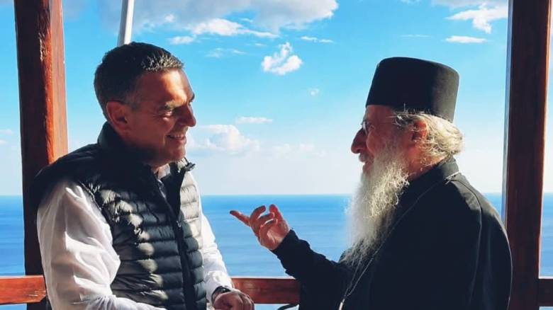 Σκωπτικές αντιδράσεις Άδωνι Γεωργιάδη και Παύλου Πολάκη για την επίσκεψη Τσίπρα στο Άγιο Όρος