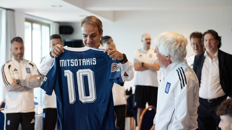O Mητσοτάκης στο πλευρό της Εθνικής: «Εκπλήξατε πολλούς αλλά όχι τους εαυτούς σας»