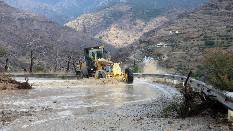 Κρήτη - κακοκαιρία: Σοβαρά προβλήματα στο οδικό δίκτυο, πλημμύρισαν τα οροπέδια στα Ανώγεια