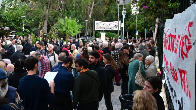Συγκέντρωση κατοίκων στην Κυψέλη για τις ζημιές στα κτήρια - Παρόντες Δούκας, Δούρου, Κανέλλη