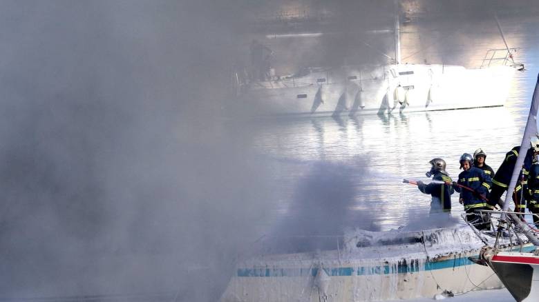 Φωτιά σε ιστιοφόρο στην Εύβοια - Δύο άτομα επέβαιναν στο σκάφος