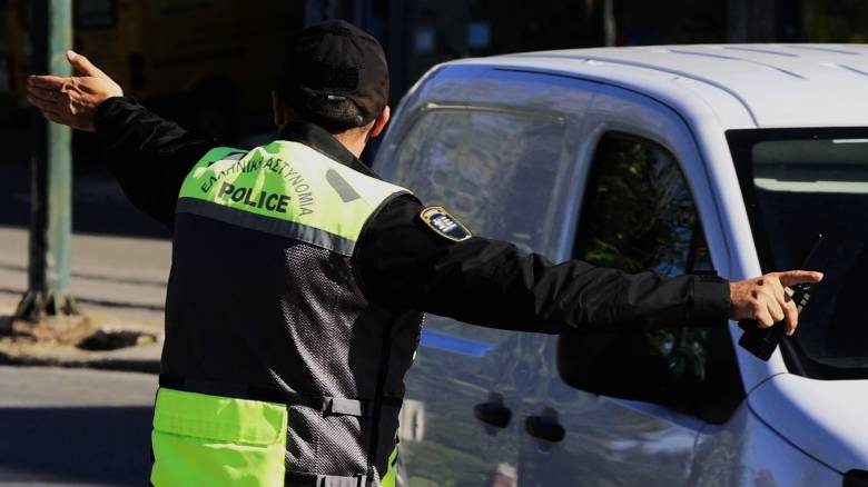 Αυτοκίνητο παρέσυρε τροχονόμο της ομάδας «ΚΟΜΒΟΣ» στα Σπάτα