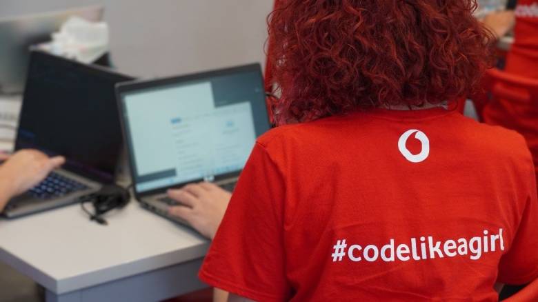 Code Like a Girl: Τα κορίτσια που γράφουν κώδικα και διαμορφώνουν τον ψηφιακό κόσμο του αύριο