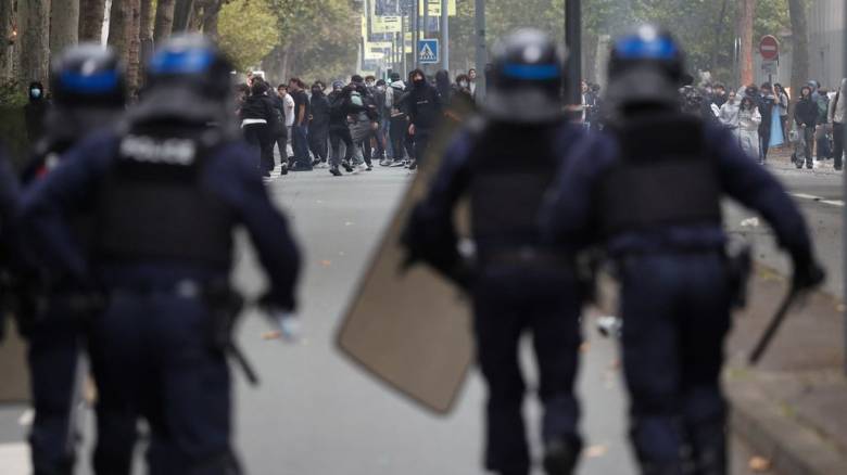 Γαλλία: 15χρονος μαθητής ακρωτηριάστηκε από χειροβομβίδα κρότου λάμψης που πέταξαν αστυνομικοί