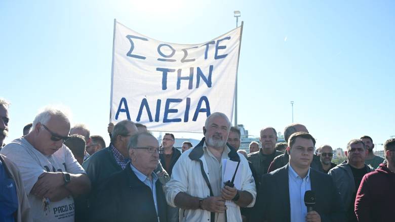 Κλιμακώνουν τις κινητοποιήσεις τους οι αλιείς: Μπλόκο σε φορτηγά με τουρκικά ψάρια στη Νέα Μηχανιώνα