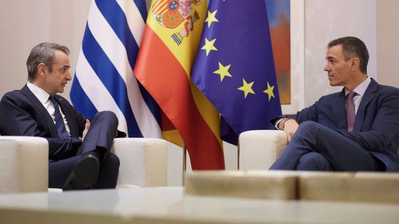 Βολές Μητσοτάκη κατά Σάντσεθ: Η κυβέρνησή του απέτυχε στο στεγαστικό και κατέρρευσε