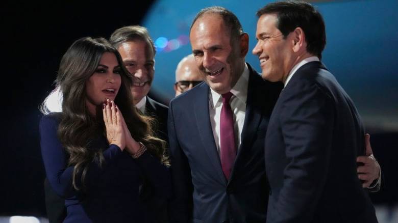 Πρώτες εικόνες από την άφιξη Ρούμπιο στην Αθήνα: Τα φιλιά με Γκιλφόϊλ και η αγκαλιά με Γεραπετρίτη