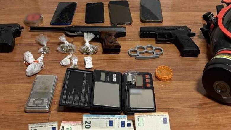 Διακινούσαν ναρκωτικά σε Θησείο και Κεραμεικό με όπλα και σιδερογροθιά – 14χρονος ανάμεσά τους
