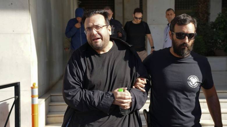 «Είμαι αθώος, είναι σκευωρία»: Η στιγμή που ο Φίλιππος Καμπούρης αναχωρεί από ΓΑΔΑ για Ευελπίδων