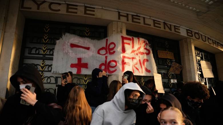Ένα στα επτά σχολεία στη Γαλλία παραμένουν αποκλεισμένα λόγω των μαζικών διαδηλώσεων