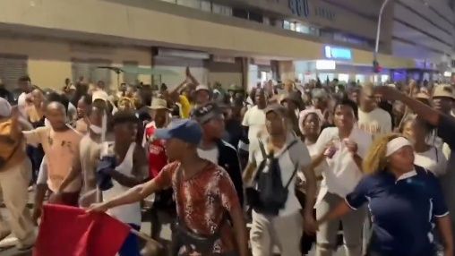 Νότια Αφρική: Βίαια επεισόδια και επιθέσεις σε καταστήματα μεταναστών σε Ντέρμπαν και Σοβέτο