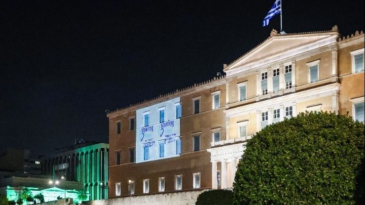Με χρώματα «ντύθηκε» το κτήριο της Βουλής για την Παγκόσμια Ημέρα Δωρεάς Οργάνων