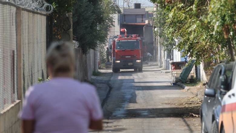 Υπό έλεγχο τέθηκε η φωτιά σε δύο βιοτεχνίες στο Αιγάλεω - Τεράστιες οι ζημιές που προκλήθηκαν