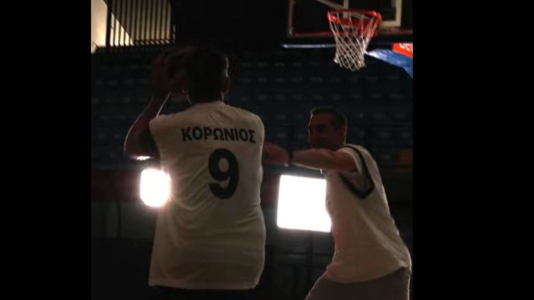 Η ΕΛΑΣ απέκτησε... σουτέρ - Η ανάρτηση Τσίπρα για την νέα «μεταγραφή» του κόμματος