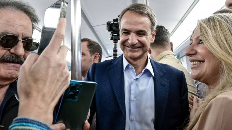 Στο δρομολόγιο της Γραμμής 1 ο Μητσοτάκης: «14 πλήρως ανακατασκευασμένοι συρμοί ΗΣΑΠ το 2027»
