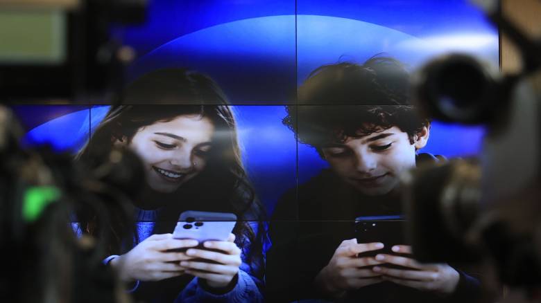 Social Media: 27+1 ερωταπαντήσεις για την απαγόρευση στους κάτω των 15 ετών