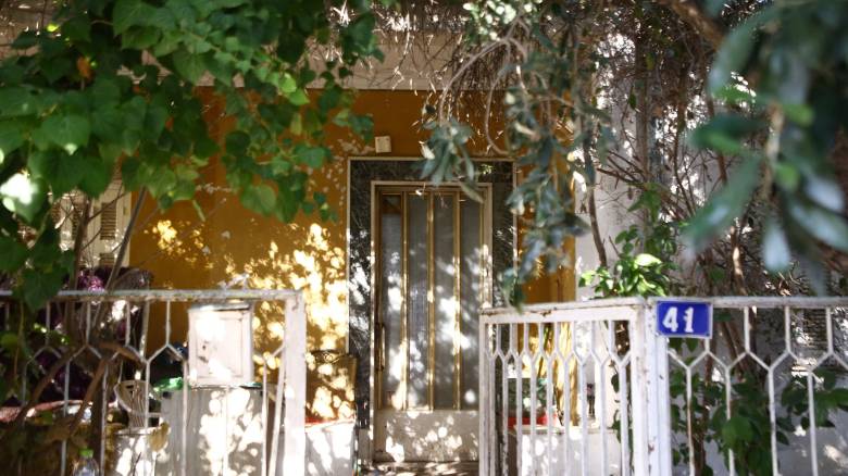 Πάλεψε με τον δολοφόνο της η 89χρονη στο Μενίδι - Τι λένε μάρτυρες για τη σχέση με τον γιο της
