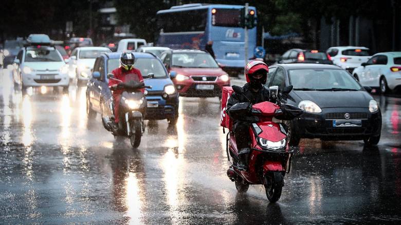 Κακοκαιρία στην Αττική: Πλημμυρισμένοι δρόμοι και διακοπή κυκλοφορίας στη παλαιά Αθηνών-Κορίνθου