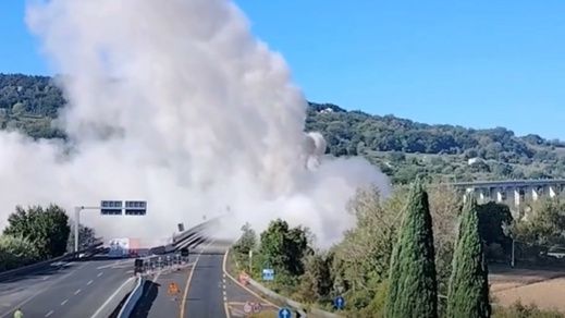 Εντυπωσιακή κατεδάφιση γέφυρας με εκρηκτικά στην Ιταλία - Κατέρρευσε μέσα σε λίγα δευτερόλεπτα