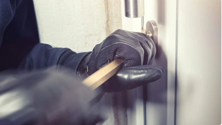 Εφιάλτης για υπερήλικα στην Λάρισα: Άγνωστοι εισέβαλαν στο σπίτι του, τον απείλησαν και τον λήστεψαν