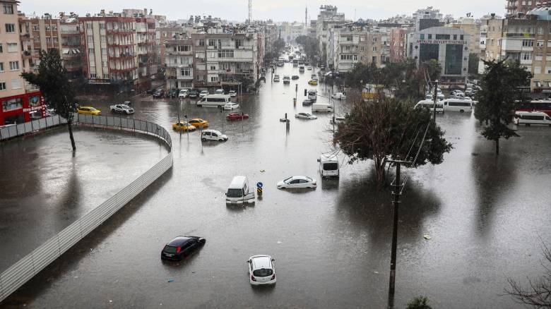 Κωνσταντινούπολη: Γυναίκα παρασύρθηκε από ορμητικά νερά - Δείτε βίντεο
