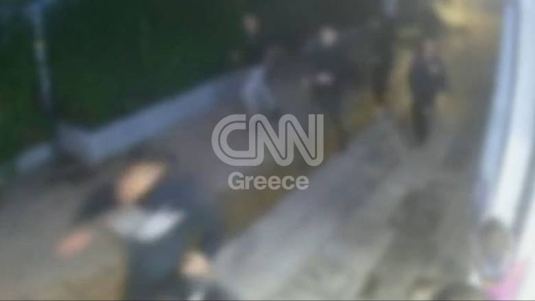 Καρέ - καρέ η στιγμή της επίθεσης κατά των Αιγύπτιων μαθητών στην Κυψέλη - Βίντεο ντοκουμέντο