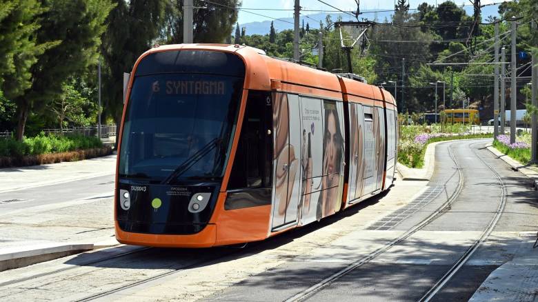Τραμ παρέσυρε πεζή στον Πειραιά: Νοσηλεύεται διασωληνωμένη στο νοσοκομείο - Η ανακοίνωση της ΣΤΑΣΥ