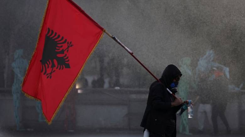 Χάος στην Αλβανία από τις διαδηλώσεις: Στόχος το γραφείο του Ράμα - Βίαιες συγκρούσεις και συλλήψεις