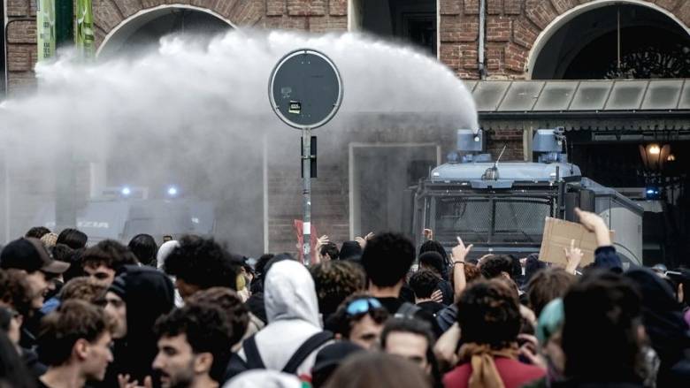 Στους δρόμους Ιταλοί φοιητές κατά της Μελόνι: Συγκρούσεις στο Τορίνο, ένταση στη Ρώμη