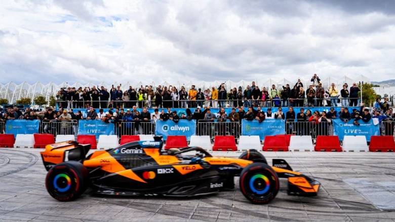 Τα πιο δυνατά καρέ του showrun με τη McLaren MCL60 και τη McLaren MP4/6 του Ayrton Senna