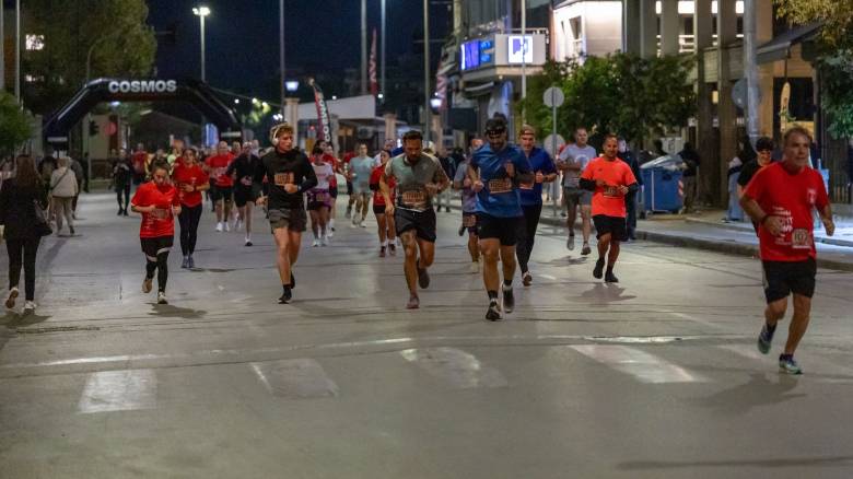 Στον ρυθμό του 14ου Διεθνούς Νυχτερινού Ημιμαραθώνιου η Θεσσαλονίκη - Πάνω από 11.000 δρομείς