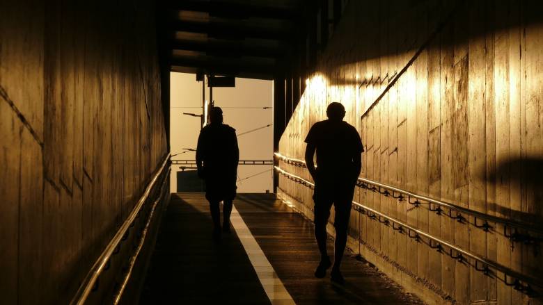 Βίντεο ντοκουμέντο από Άγιο Παντελεήμονα: Έδειραν ηλικιωμένο για να του κλέψουν χρυσό σταυρό
