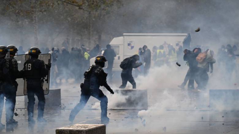 Νεκρός διαδηλωτής από καρδιακή ανακοπή στις διαμαρτυρίες στη Γαλλία