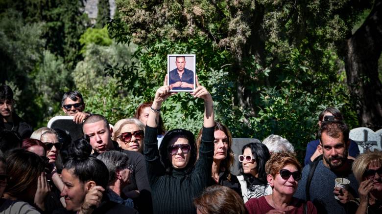Συγκίνηση στο μνημόσυνο του Μαζωνάκη στη Νίκαια-Πλήθος κόσμου τίμησε τον καλλιτέχνη με τραγούδια του