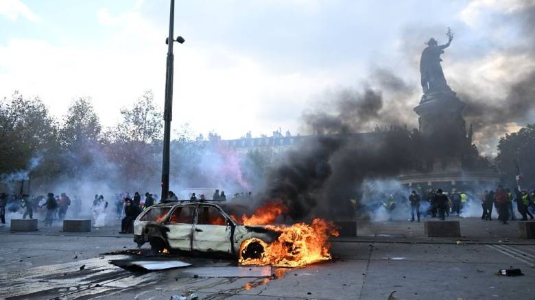 Βίαιες συγκρούσεις, λεηλασίες και κτήρια στις φλόγες στη Γαλλία -  Περισσότερες από 1.000 συλλήψεις