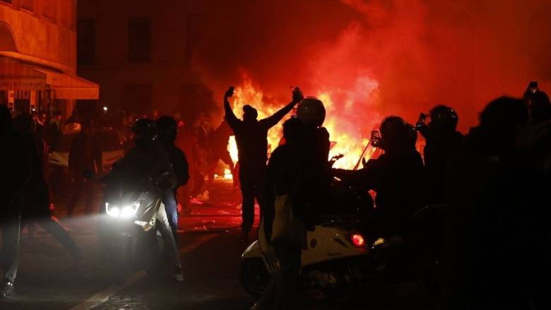 Σε «πύρινο κλοιό» η Γαλλία, ανένδοτος παραμένει ο Μακρόν, ασφυκτική πίεση του ασκεί η αντιπολίτευση