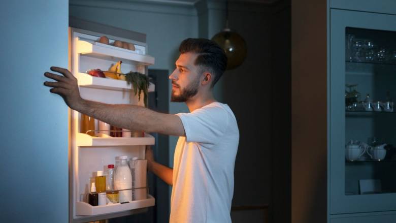 Μελέτη συνδέει το φαγητό αργά το βράδυ με 30% υψηλότερο κίνδυνο ηπατικής νόσου