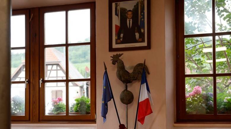 Γαλλία: Δήμαρχος «ξήλωσε» το πορτρέτο Μακρόν - Μεσίστιες και οι σημαίες του δημαρχείου