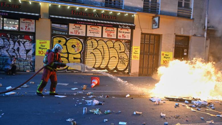 Σκηνικό οργής και απόλυτης καταστροφής στο Παρίσι - Λεηλατημένα καταστήματα και συντρίμμια παντού