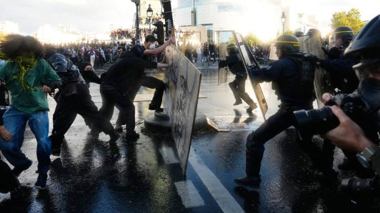 Σε συναγερμό η Γαλλία: Οι πόλεις στις φλόγες, «πυρά» στη Βουλή και ο στρατός στους δρόμους