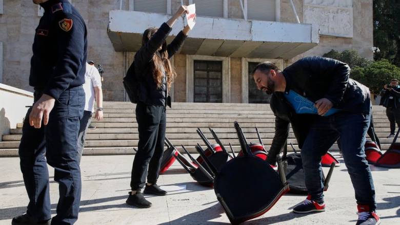 Καρέκλες έξω από το γραφείο Ράμα με την επιγραφή «διάλογος» - «Παραιτήσου» απαντούν οι διαδηλωτές