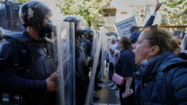 Αλβανία: Νέα επεισόδια μεταξύ ΜΑΤ και διαδηλωτών που προσπάθησαν να πλησιάσουν το γραφείο του Ράμα