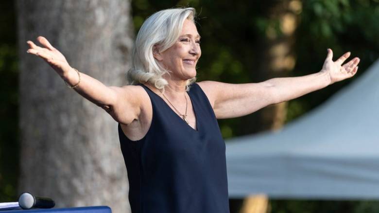 Πώς το «κύμα» οργής στη Γαλλία αποτελεί «δώρο» για την Μαρίν Λεπέν - Το αδιέξοδο Μελανσόν