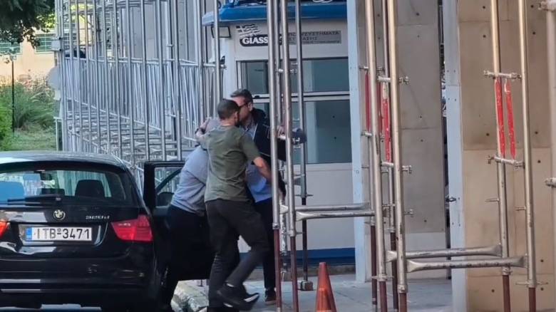 Η στιγμή που η διαιτητής Βάσω Τσαρούχα οδηγείται στη Γενική Αστυνομική Διεύθυνση της Αθήνας