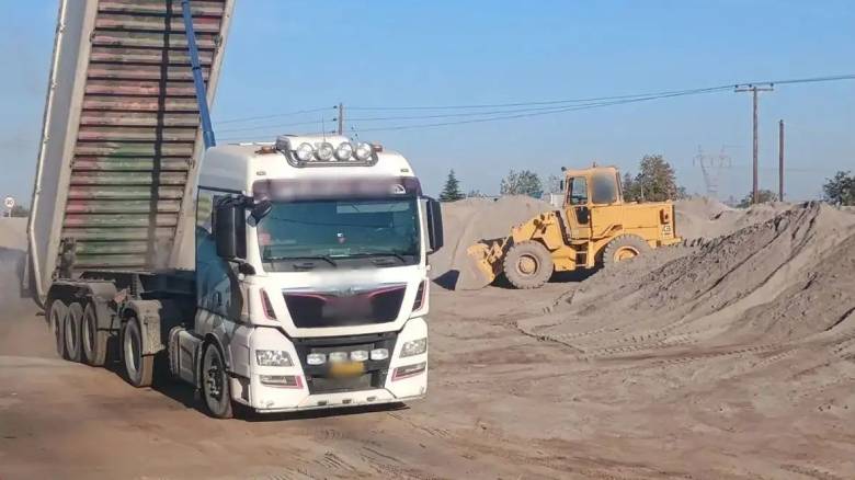 Θεσσαλονίκη: Συνελήφθησαν 3 άτομα για παράνομη απόρριψη χημικών αποβλήτων σε αγροτική έκταση