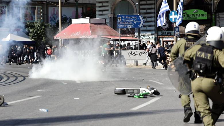 Ένταση στην Ομόνοια μετά το πανεκπαιδευτικό συλλαλητήριο: Πετροπόλεμος και χημικά από τα ΜΑΤ