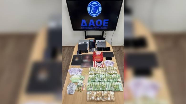 Basketgate: Μπλούζες της ΚΑΕ Ολυμπιακός, αναμνηστικά και άλμπουμ στα κατασχεθέντα